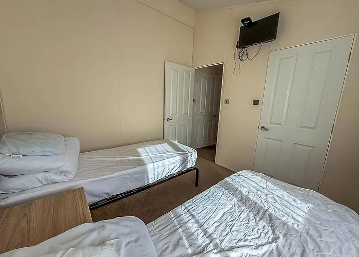 Luxury Lodge At Suffolk Sands Holiday Park Ref 45009Mv