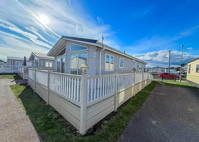 Luxury Lodge At Suffolk Sands Holiday Park Ref 45009Mv